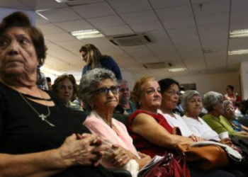 Trabalhadores que se aposentam cedo podem perder até 80% do salário, diz estudo