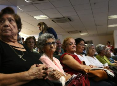 Trabalhadores que se aposentam cedo podem perder até 80% do salário, diz estudo