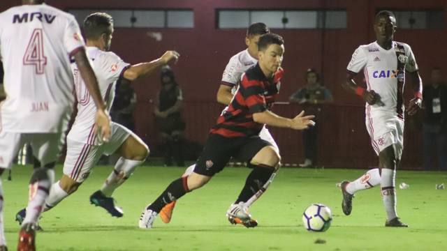 Brasileirão: em jogo marcado por gol relâmpago e erros de arbitragem Vitória e Flamengo ficam no empate