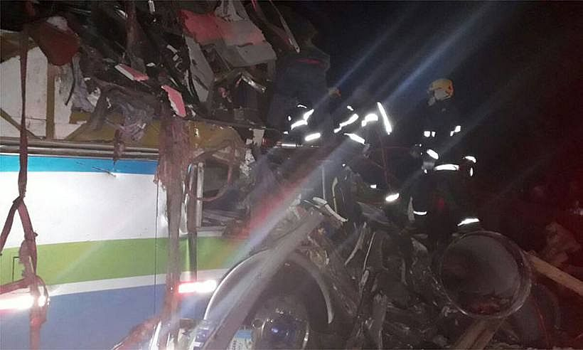 Acidente entre ônibus, carreta e caminhonete deixa 6 mortos na BR-116