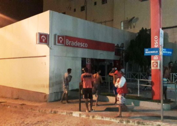 Ipirá – Duas agências são explodidas e bandidos fazem pacientes que iam viajar para tratamento como reféns