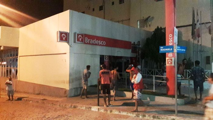 Ipirá – Duas agências são explodidas e bandidos fazem pacientes que iam viajar para tratamento como reféns