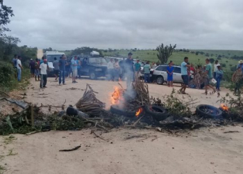 Populares bloqueiam principal estrada que liga Araci a Santaluz