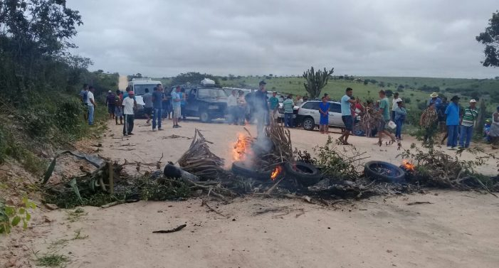 Populares bloqueiam principal estrada que liga Araci a Santaluz