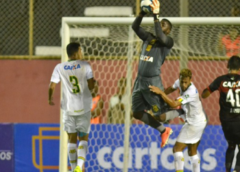 Goleiro do Sampaio Corrêa brilha e elimina o Vitória da Copa do Nordeste