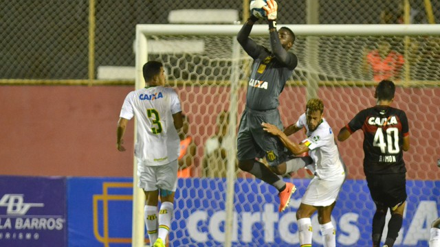 Goleiro do Sampaio Corrêa brilha e elimina o Vitória da Copa do Nordeste