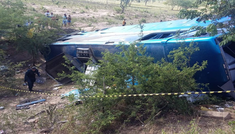 Acidente em Sergipe com ônibus que saiu da BA deixa 2 mortos e 24 feridos
