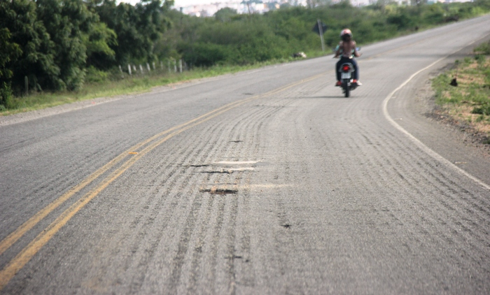 Surgem os primeiros buracos na BA 411 trecho Coité – Salgadália