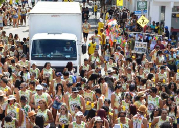 Queimadas – Trios elétricos ficam retidos nos bloqueios dos caminhoneiros e não consegue chegar a tempo de animar a lavagem