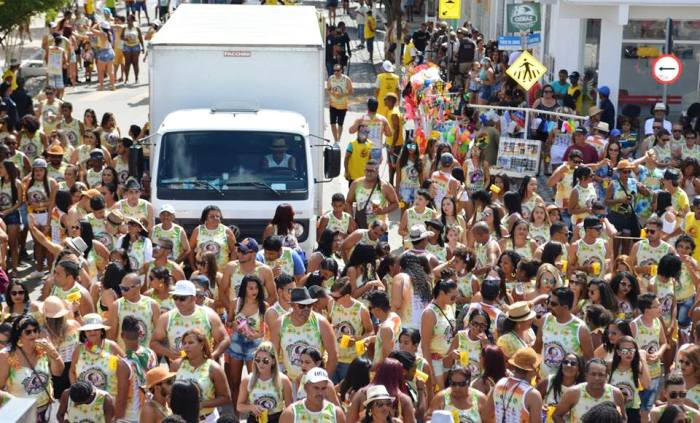Queimadas – Trios elétricos ficam retidos nos bloqueios dos caminhoneiros e não consegue chegar a tempo de animar a lavagem