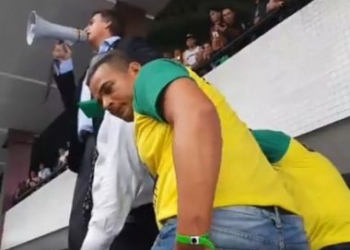 Na Bahia, Bolsonaro chuta pixuleco de Lula preso e faz discurso no aeroporto
