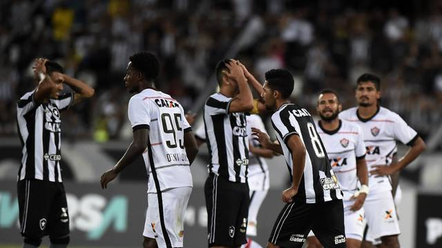 Em jogo de poucas chances, Botafogo e Vitória empatam no Nilton Santos
