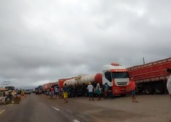 Mais de 300 Caminhoneiros param em Senhor do Bonfim