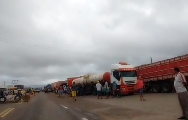 Mais de 300 Caminhoneiros param em Senhor do Bonfim
