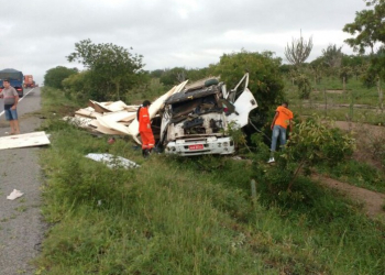 Caminhoneiro fica ferido em grave acidente na BR 324 entre Riachão e Nova Fátima