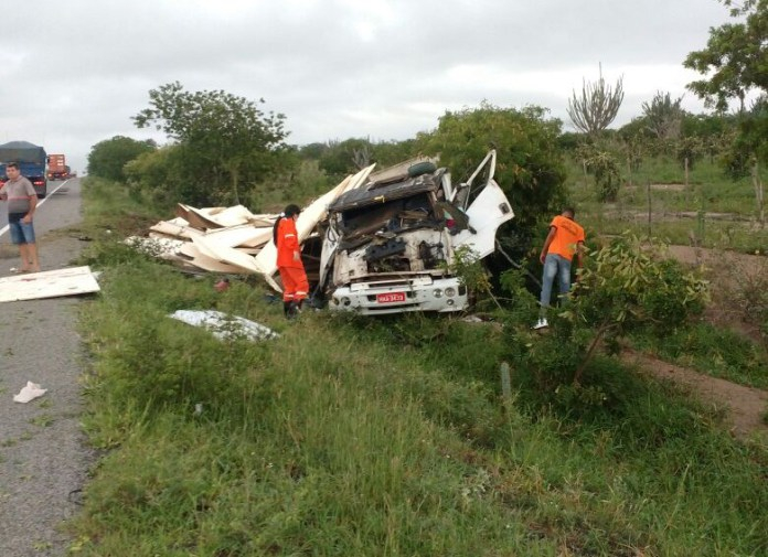 Caminhoneiro fica ferido em grave acidente na BR 324 entre Riachão e Nova Fátima