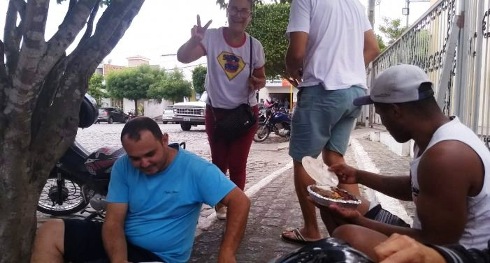 Professores da rede municipal de Teofilândia apoiam os caminhoneiros na distribuição de alimentos e água