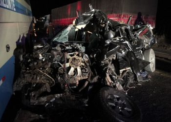 Motorista morre após caminhonete bater de frente com carreta