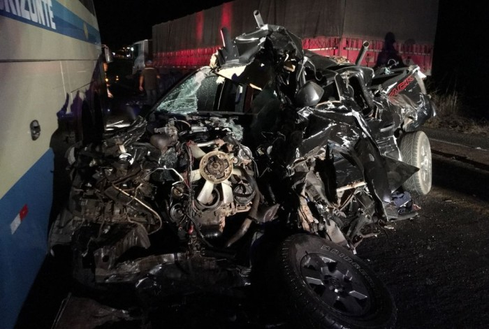 Motorista morre após caminhonete bater de frente com carreta