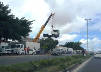 Greve dos caminhoneiros em Feira de Santana continua firme e forte como este guindaste