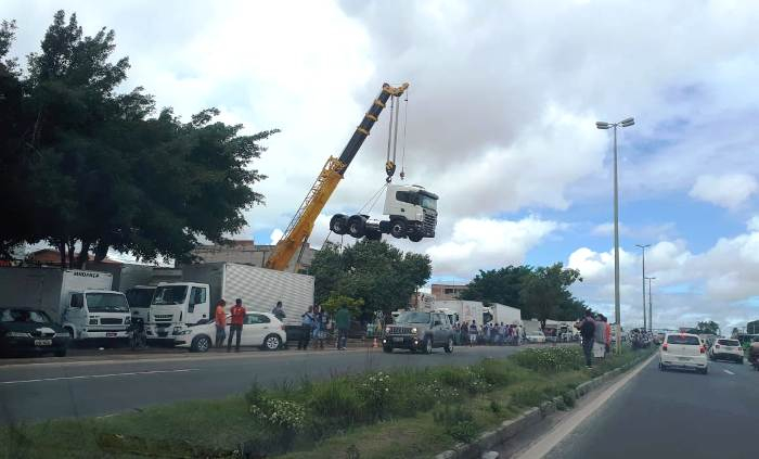 Greve dos caminhoneiros em Feira de Santana continua firme e forte como este guindaste