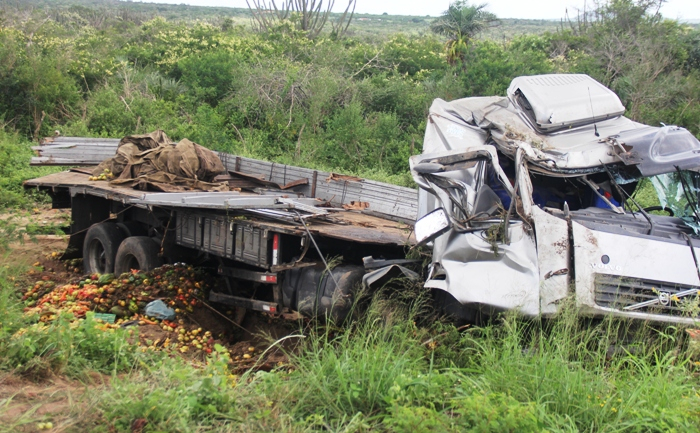 Caminhão carregado de frutas e verduras capota após colidir com carro na BA-120