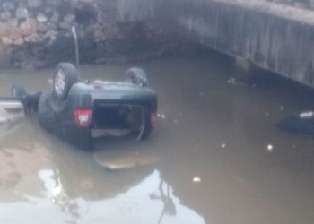Carro cai em canal, motorista fica preso ao cinto e morre no Rio Vermelho; três quebram vidros e escapam