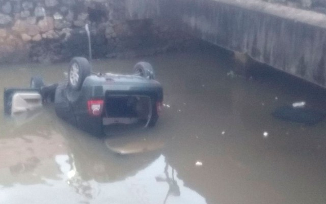 Carro cai em canal, motorista fica preso ao cinto e morre no Rio Vermelho; três quebram vidros e escapam