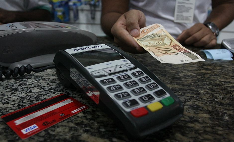 Novas regras do cartão e do cheque especial trazem risco de superendividamento