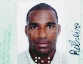 Motociclista bate em poste e morre