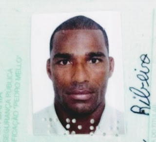 Motociclista bate em poste e morre