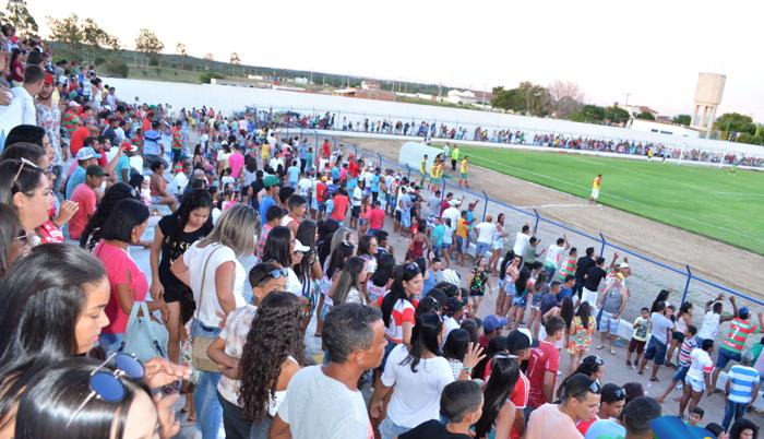 São Domingos: Estádio Pinheirão depois de reformado e recebido grama passa a ser um dos melhores da região
