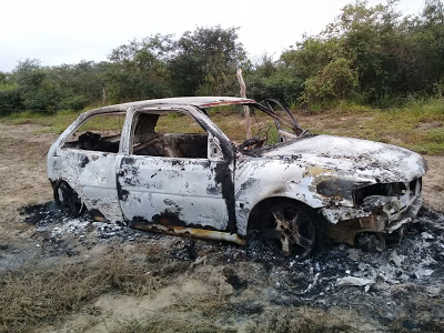 Dois corpos são encontrados carbonizados em carro incendiado