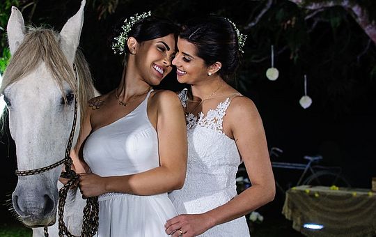 Bailarina do Faustão Karina Barros e Camila Benfica se casam no Rio