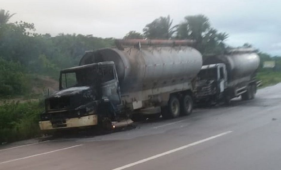 Caminhões são incendiados na BR 101; vídeo mostra destruição