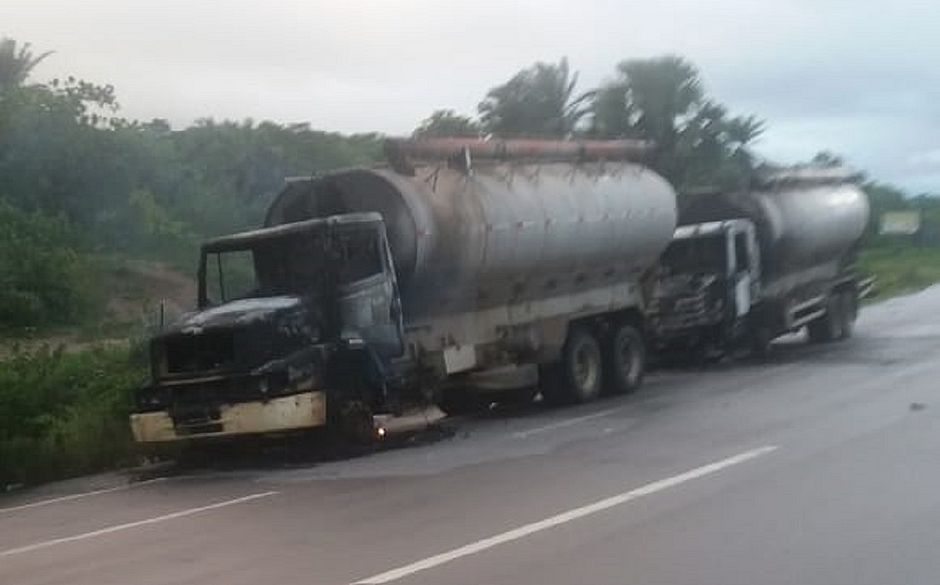 Caminhões são incendiados na BR 101; vídeo mostra destruição