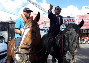 Contra aumento da gasolina, vereador comparece a sessão montado a cavalo