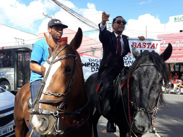 Contra aumento da gasolina, vereador comparece a sessão montado a cavalo