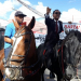 Contra aumento da gasolina, vereador comparece a sessão montado a cavalo