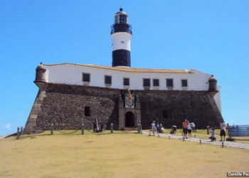 Farol da Barra é palco de peça sobre a história da Bahia para estudantes