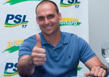 Em visita a Feira, filho de Jair Bolsonaro aposta em vitória do pai logo no 1º turno