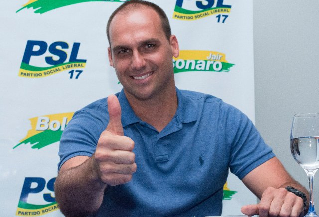 Em visita a Feira, filho de Jair Bolsonaro aposta em vitória do pai logo no 1º turno