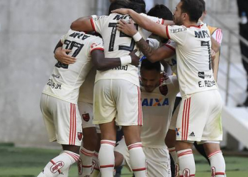 Bahia sofre dois gols do Flamengo no fim do primeiro tempo, joga bem no segundo, mas não consegue reagir