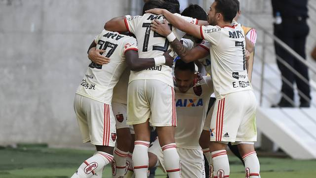 Bahia sofre dois gols do Flamengo no fim do primeiro tempo, joga bem no segundo, mas não consegue reagir