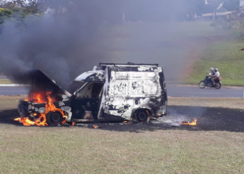 Como forma de protesto, homem ateia fogo no próprio carro