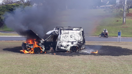 Como forma de protesto, homem ateia fogo no próprio carro