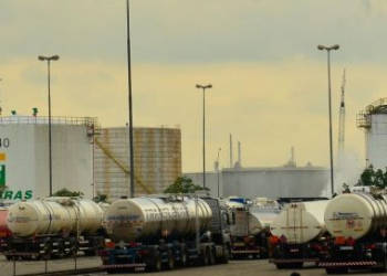 Gasolina volta a aumentar nas refinarias; Petrobras determina acréscimo de 0,74%