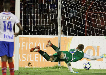 Em jogo que goleiro fez gol contra, Bahia perde para o Sport na Ilha
