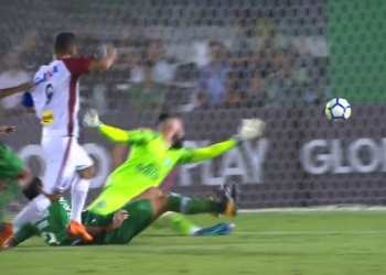 Brasileirão: luzense Carlos ‘estreia’ pelo Paraná Clube ao marcar o gol de empate contra a Chapecoense