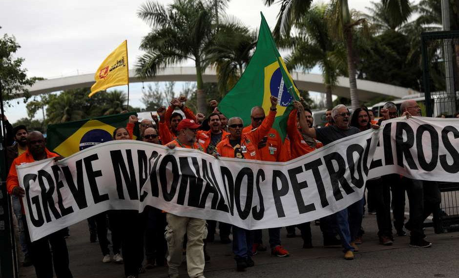 Petroleiros mantêm greve, mas descartam falta de combustível